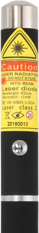 Pointeur laser rouge stylo M1 – gros plan sur l’étiquette d’avertissement avec la classe laser