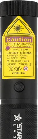Pointeur laser violet rechargeable V1 Pro – gros plan sur l’étiquette d’avertissement avec la classe laser